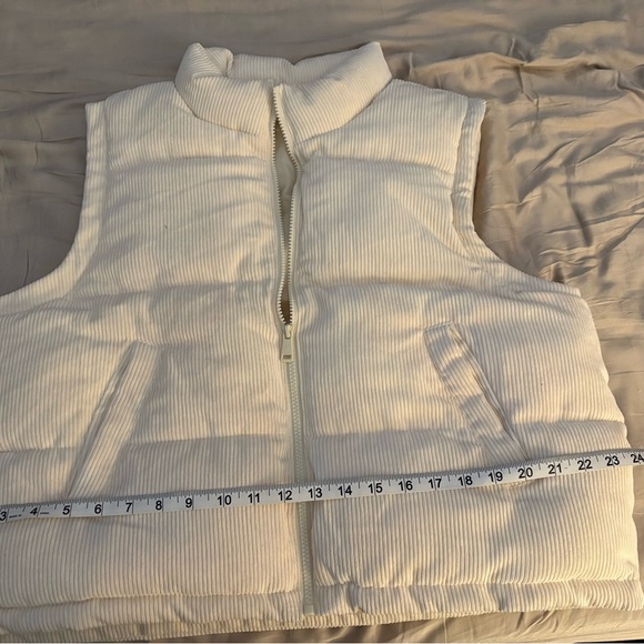 Cropped Cream Puffer Vest - Picture 9 of 9